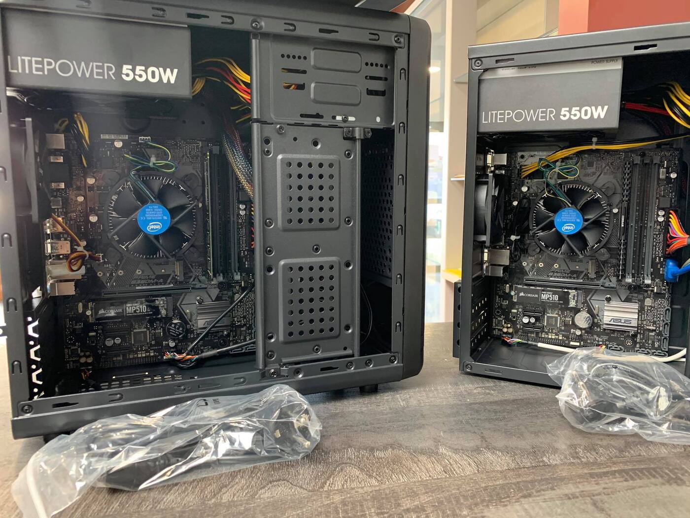 Tours PC ouvertes pendant un montage en atelier