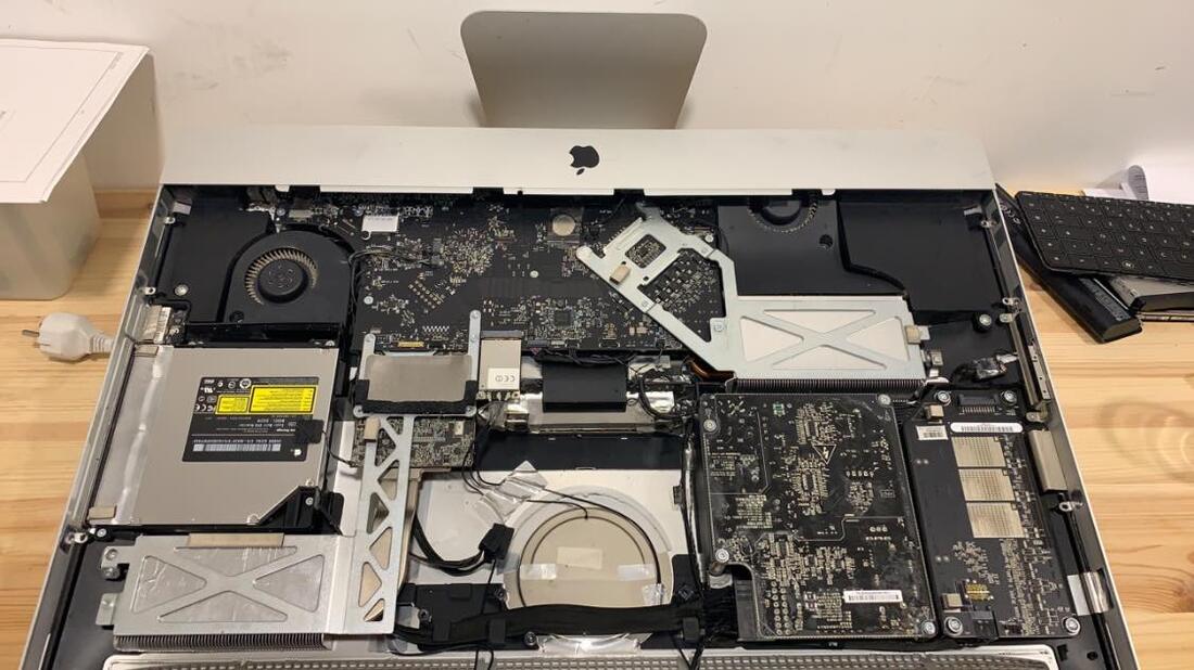 Démontage d'un iMac en atelier pour intervention interne